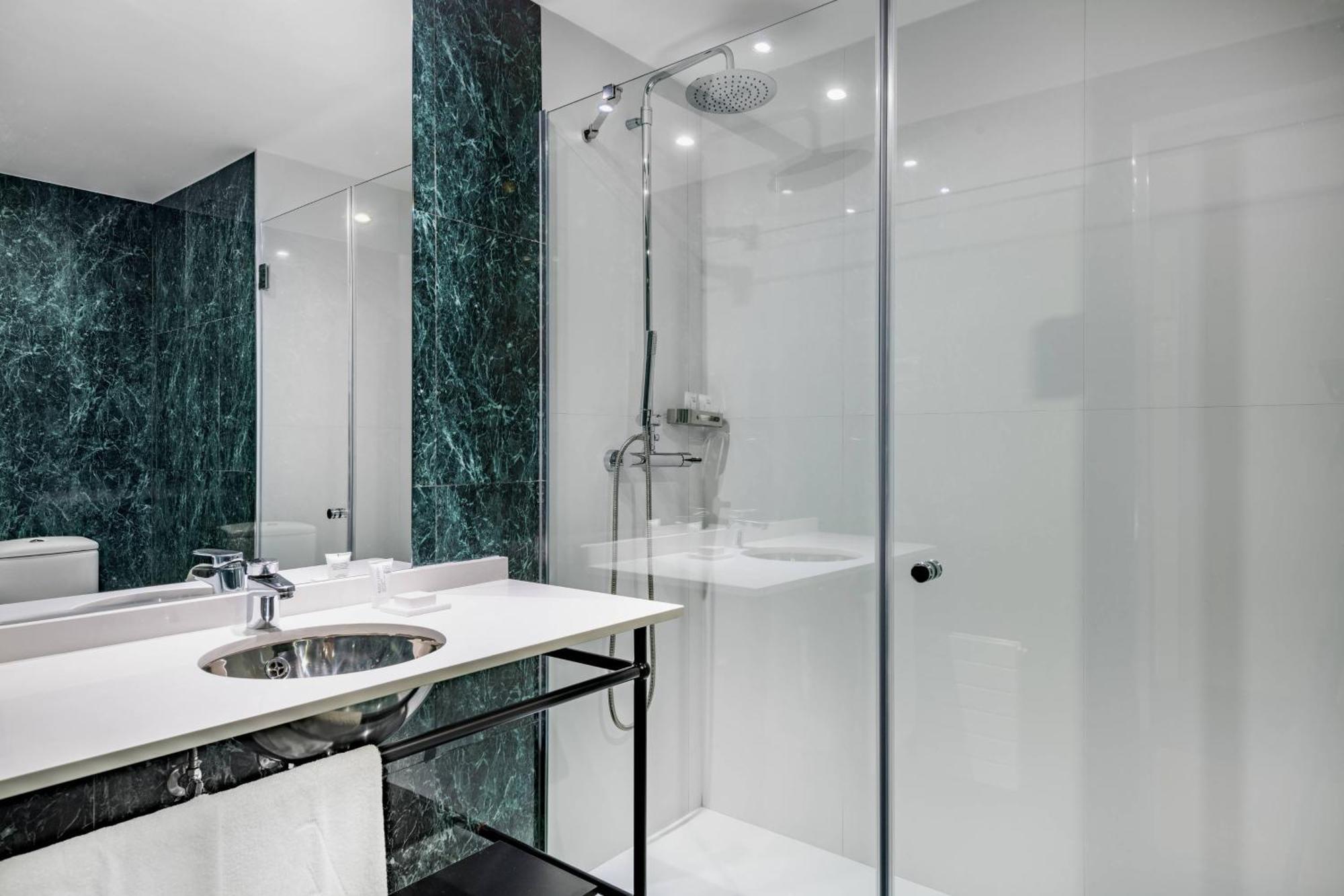 Habitación Triple con sofá cama - 2 camas individuales